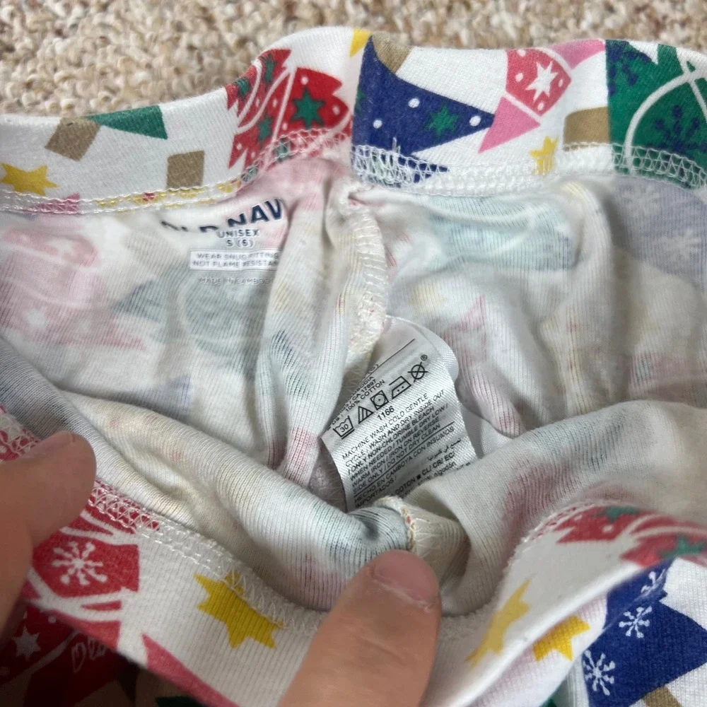 Old Navy Kids Unisex Christmas Tree Pajama Set White Red Green Size S 6 Holiday